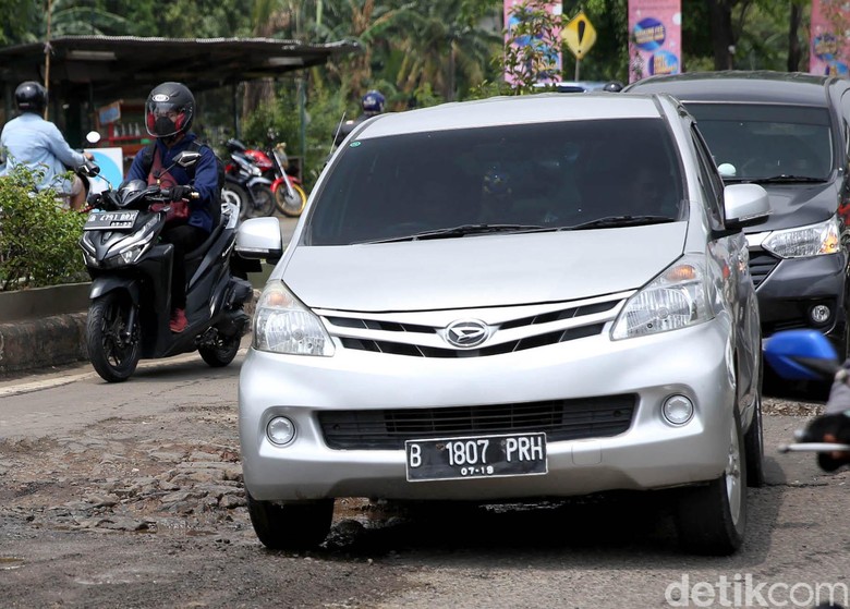 Jalan Rusak. Foto: Agung Pambudhy Jalan Rusak. Foto: Agung Pambudhy