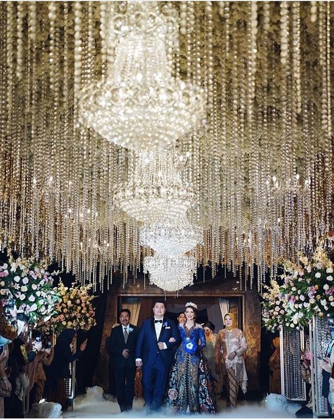 Beberapa selebriti juga turut hadir memeriahkan pernikahan Fandy dan Anita. Diantaranya adalah Bunga Citra Lestari, dan Christian Bautista. Foto: Instagram @fandyanitawedding