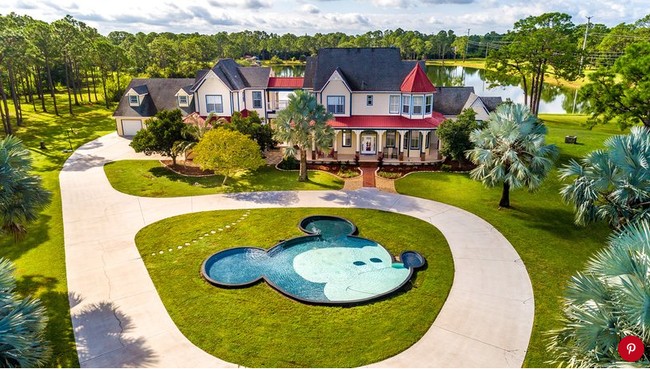 Bahkan kolam renang juga dibuat berbentuk Mickey Mouse. Siapa yang tidak ingin tinggal di rumah Disney ini? Foto: Dok. People/Treasure Coast Sothebys International Realty