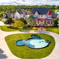 Bahkan kolam renang juga dibuat berbentuk Mickey Mouse. Siapa yang tidak ingin tinggal di rumah Disney ini? Foto: Dok. People/Treasure Coast Sothebys International Realty