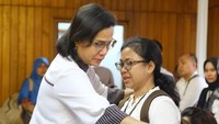 Sri Mulyani juga menenangkan anak pegawai Kementerian Keuangan yang menjadi penumpang Lion Air. Foto: Dok. Ditjen Pajak