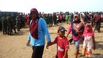 Proses Evakuasi Masih Berlangsung, Warga Padati Pantai Tanjung Pakis