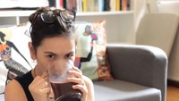 Sluuurp! Tak tanggung-tanggung, Jennifer asyik menikmati segelas minuman cokelat. Tapi saking besarnya, gelas malah terlihat seperti teko ya. Foto: instagram @jenniferanelita
