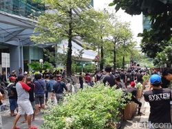 Suasana Demo Driver di Depan Kantor Grab