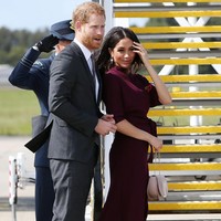 Meghan Markle dan Pangeran Harry saat bertolak dari Sydney menuju Wellington. Selandia Baru menjadi perhentian terakhir kunjungan resmi selama 16 hari tersebut. (Foto: Getty Images)