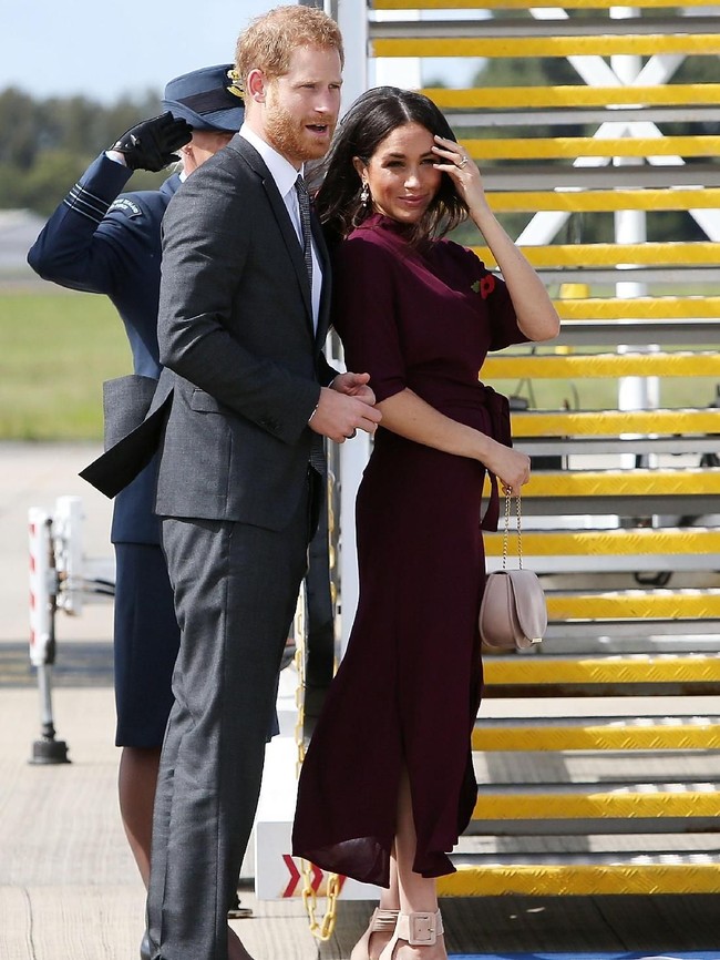 Meghan Markle dan Pangeran Harry saat bertolak dari Sydney menuju Wellington. Selandia Baru menjadi perhentian terakhir kunjungan resmi selama 16 hari tersebut. (Foto: Getty Images)