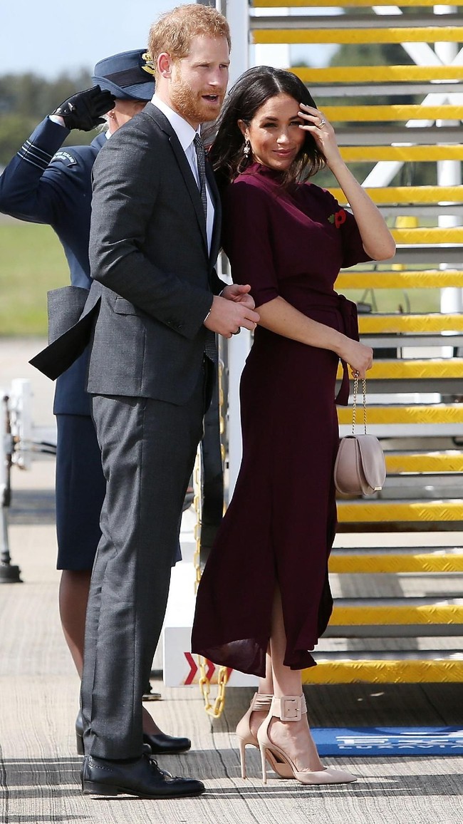 Meghan Markle menebar aura cantiknya dengan busana bergaya old hollywood glamor. (Foto: Getty Images)