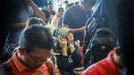 Tangisan Tersedu-sedu Keluarga Korban Lion Air