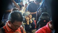 Sebagian sibuk menelpon keluarganya. Hadi Sutrisno/AFP.