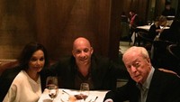 Makan malam mewah dengan aktor senior Michael Caine, Vin Diesel pilih dessert es krim dan segelas wine. Foto: Instagram @vindiesel