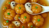 Kalau biasanya ronde berbentuk bulat saja, wedang ronde yang satu ini istimewa. Edisi Halloween, bentuknya labu mungil yang terbuat dari ubi merah. Kreatif ya! Foto: Instagram emihacikenz