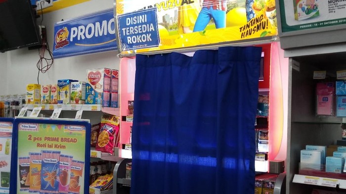 Di Depok, rokok tidak boleh didisplay. Harus ditutupi tirai (Foto: Alfons) Di Depok, rokok tidak boleh didisplay. Harus ditutupi tirai (Foto: Alfons)