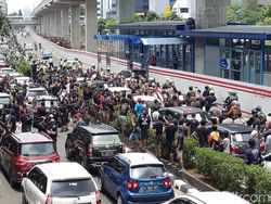 Suasana Demo Driver di Depan Kantor Grab