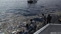 Puing-ouing badan pesawat dan barang-barang milik penumpang pesawat tersebar di Laut Utara Karawang.
