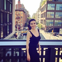 Ketika harus memanjangkan kuku untuk sebuah pekerjaan, terkadang Adele perlu minum suplemen. Ia juga kerap mengandalkan berbagai minyak esensial untuk menjaga kesehatan kulitnya. Foto: Instagram @adeleuddo