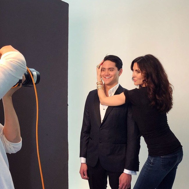 Tangan Adele juga kerap kali menemani para selebriti pria ketika pemotretan. Foto: Instagram @adeleuddo