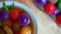 Supaya lebih menarik, ronde bisa diberi pewarna makanan sesuai selera. Untuk isian biasanya berupa kacang tanah sangrai dan gula. Foto: Instagram afinda_septianti