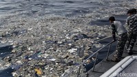 Serpihan tampak mengapung di permukaan laut. Foto: Pradita Utama