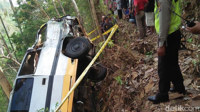 Mobil Masuk Jurang di Kulon Progo, 2 Orang Tewas