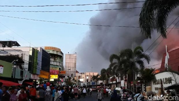 Pedagang Pasar Legi Solo Selamatkan Dagangan dari Kebakaran