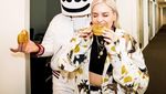Serunya Momen Makan Anne Marie Bareng Marshmello dan Ed Sheeran