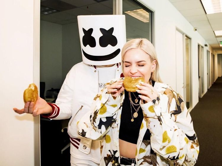 Serunya Momen Makan Anne Marie Bareng Marshmello dan Ed Sheeran