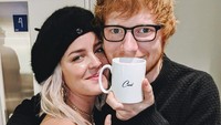 Anne Marie juga dikenal akrab dengan Ed Sheeran. Memegang mug kopi, Ed merangkul Anne Marie dalam foto ini. Foto: Instagram annemarie
