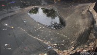 Kondisi memprihatinkan waring di Kali Item yang banyak dipenuhi sampah dan robek di beberapa bagiannya.