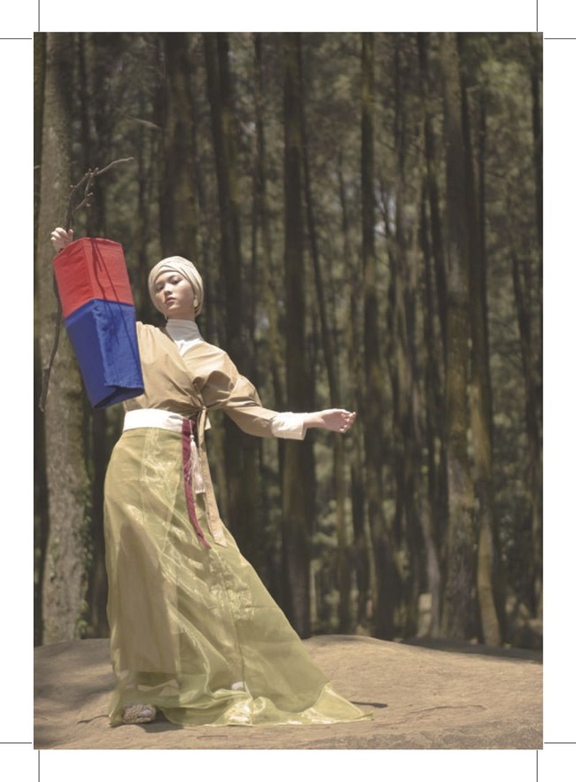 Menjawab kebutuhan pasar akan hjab motif, Sayee juga menggandeng oriental painter bernama Chae Dayoung untuk membuat corak hijab dengan teknik khusus.  Foto: Dok. Lookbook Sayee