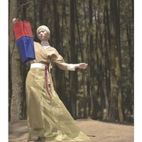 Menjawab kebutuhan pasar akan hjab motif, Sayee juga menggandeng oriental painter bernama Chae Dayoung untuk membuat corak hijab dengan teknik khusus.  Foto: Dok. Lookbook Sayee