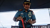 Petugas memperlihatkan sepatu dari sisa puing-puing pesawat.