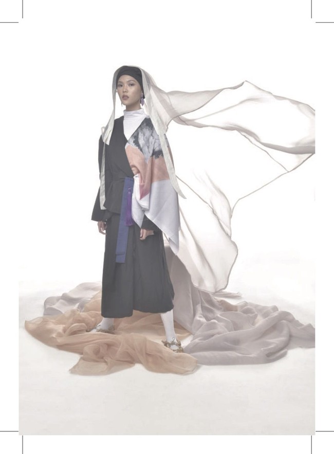 Lebih spesifik lagi, Sayee mengangkat gaya Cheol-Lik yaitu jaket panjang yang biasanya dipakai oleh kaum pria zaman dahulu. Potongannya yang loose dan panjang dianggap sangat cocok dipakai sebagai modest wear. . Foto: Dok. Lookbook Sayee