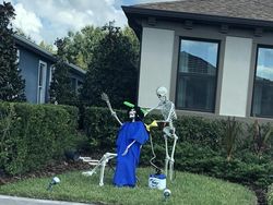 Unik! Dekorasi Halloween Rumah Ini Berubah Setiap Hari