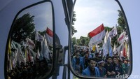 Aksi itu dilakukan sebagai bentuk kekecewaan mahasiswa terhadap kinerja pemerintahan Jokowi-JK sekaligus untuk memperingati 90 tahun sumpah pemuda yang jatuh tiap tanggal 28 November.
