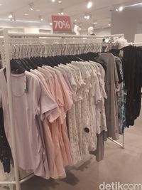 H&M Diskon Hingga 70%, T-shirt Mulai dari Rp 70 Ribu