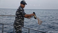 TNI AL juga menemukan sepatu.