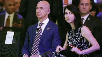 10. MacKenzie Bezos: Perceraian dengan Jeff Bezos membuat harta MacKenzie melesat berkat kepermilikan saham Amazon senilai USD 36 miliar. Foto: dok. Getty Images