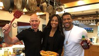 Wah, masak pancake bareng Ciara dan Russel Wilson. Kala itu Jeff Bezos terlihat menikmati sesi masak barengnya di bulan April lalu. Foto: Twitter JeffBezos  