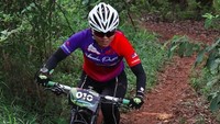 Atlet peraih medali perunggu Asian Games Nining Purwaningsih dari Bhayangkara Racing Team juga mengikuti balap JPM Trail MTB Race, Minggu (28/10/2018). Istimewa/JPM Bike Park.