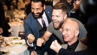 Ia memang kerap makan dan berbincang dengan tokoh ternama lainnya. Kali ini Jeff tengah menikmati wine sambil berbincang dengan Dave Morin selaku Co-Inventor Facebook Platform and Facebook Connect, Sergey Brin salah satu petinggi Google, dan John Brockman, Co-founder & President Edge Foundation. Foto: Edge.org