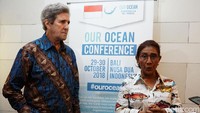 Susi Pudjiastuti dan John Kerry bertemu di acara Our Ocean Conference (OOC) di BNDCC, Nusa Dua, Bali, Senin (29/10/2018).