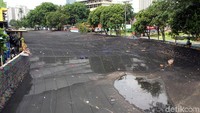 Waring Kali Item yang berada di depan Wisma Atlet, Kemayoran, Jakarta nampak rusak parah, Senin (29/10/2018).
