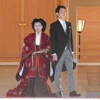 Ayako telah mengucapkan selamat tinggal kepada Kaisar Akihito pekan lalu. Sang putri berharap ia bisa terus membantu kaisar walau sudah tidak lagi menjadi anggota kerajaan. Ayako dan Moriya bertemu karena kedua ibu mereka saling berteman. Perkenalan keduanya dimaksudkan untuk sekadar berteman, namun tak disangka berujung jadi cinta. Foto: Reuters