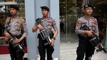 Sejumlah pihak kepolisian pun tampak dikerahkan untuk menjaga keamanan selama berlangsungnya demo.