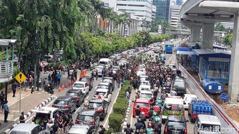 Berdasarkan pantauan detikINET, driver yang datang dengan seragam hitam sempat berkumpul di Jalan Rasuna Said. (Foto: detikINET/Virgina Maulita Putri)