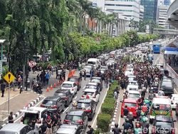 Suasana Demo Driver di Depan Kantor Grab