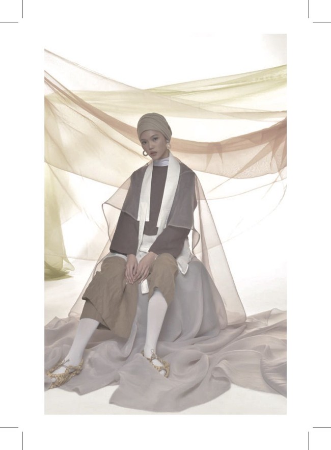 Beda dari Ria Miranda yang feminin, kesan bersahaja dengan garis yang tegas busana Cheol Lik terlihat jelas dalam koleksinya. Foto: Dok. Sayee