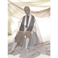 Beda dari Ria Miranda yang feminin, kesan bersahaja dengan garis yang tegas busana Cheol Lik terlihat jelas dalam koleksinya. Foto: Dok. Sayee