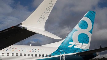 B737 MAX 8 punya desain ujung sayap yang seolah terbelah dua. Gunanya untuk memecah turbulensi udara yang terjadi di ujung sayap di kala pesawat terbang ngebut. Foto: Getty Images