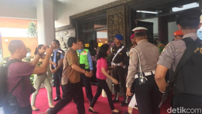 Keluarga Penumpang Lion JT 610 Datangi Crisis Center Bandara Soetta